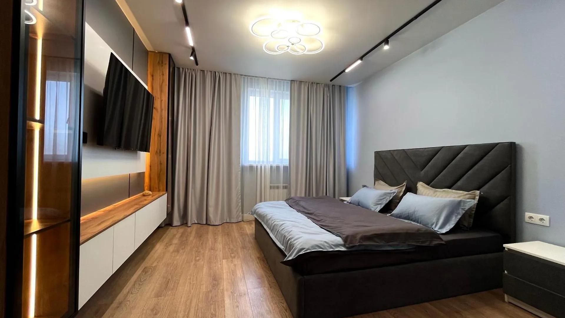 3 Комнаты Великолепная Раимбек 8 & Питьевая Вода В Подарок Almaty Lejlighed